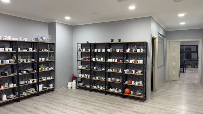 Sundekor atölyesinde kupa, fincan ve bardak numune rafları