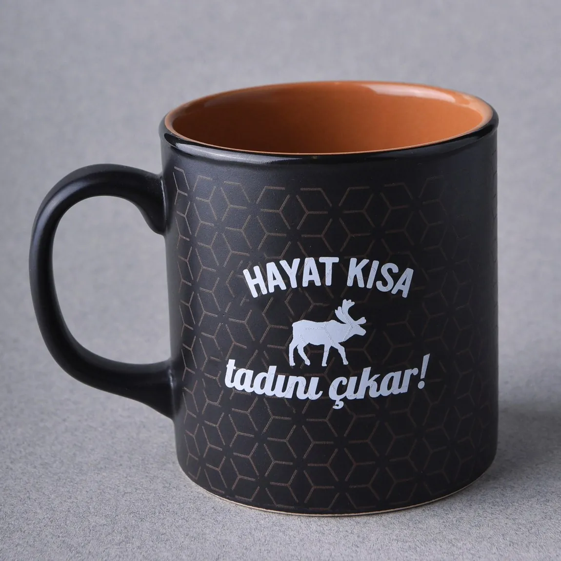 İçi turuncu siyah seramik kupada beyaz yazı ve geometrik desen baskı — Model 1001