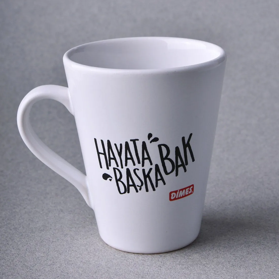 Beyaz konik seramik kupada siyah el yazısı slogan ve kırmızı küçük logo baskı — Model 1003