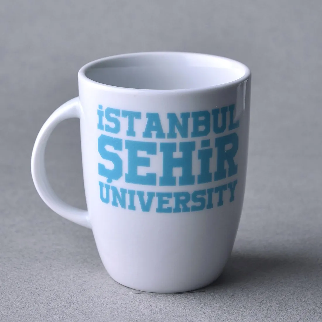 Beyaz porselen kupada açık mavi kolej tarzı yazı baskı — Model 1006p