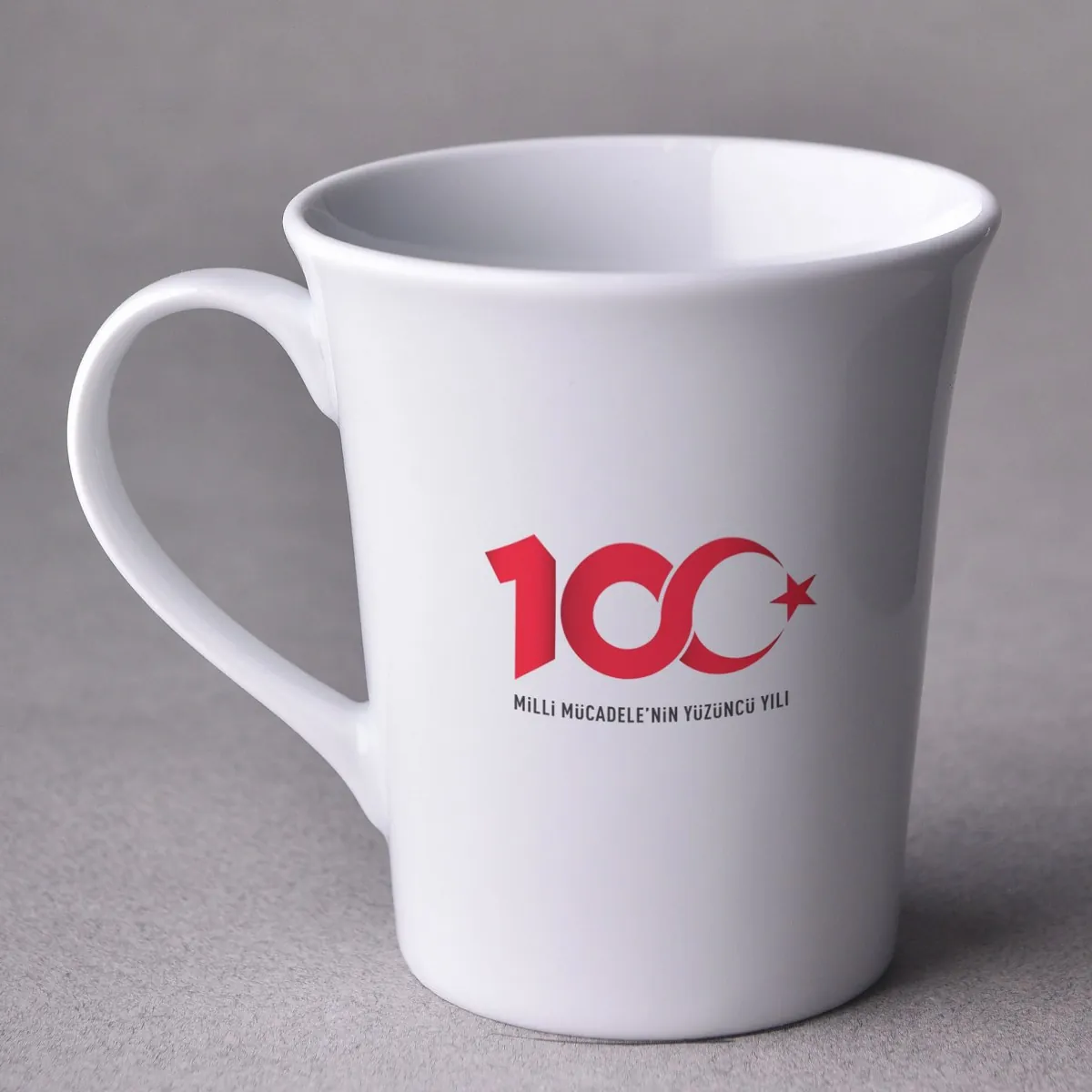 Beyaz porselen kupada kırmızı 100. yıl ay yıldızlı logo baskı — Model 1008p