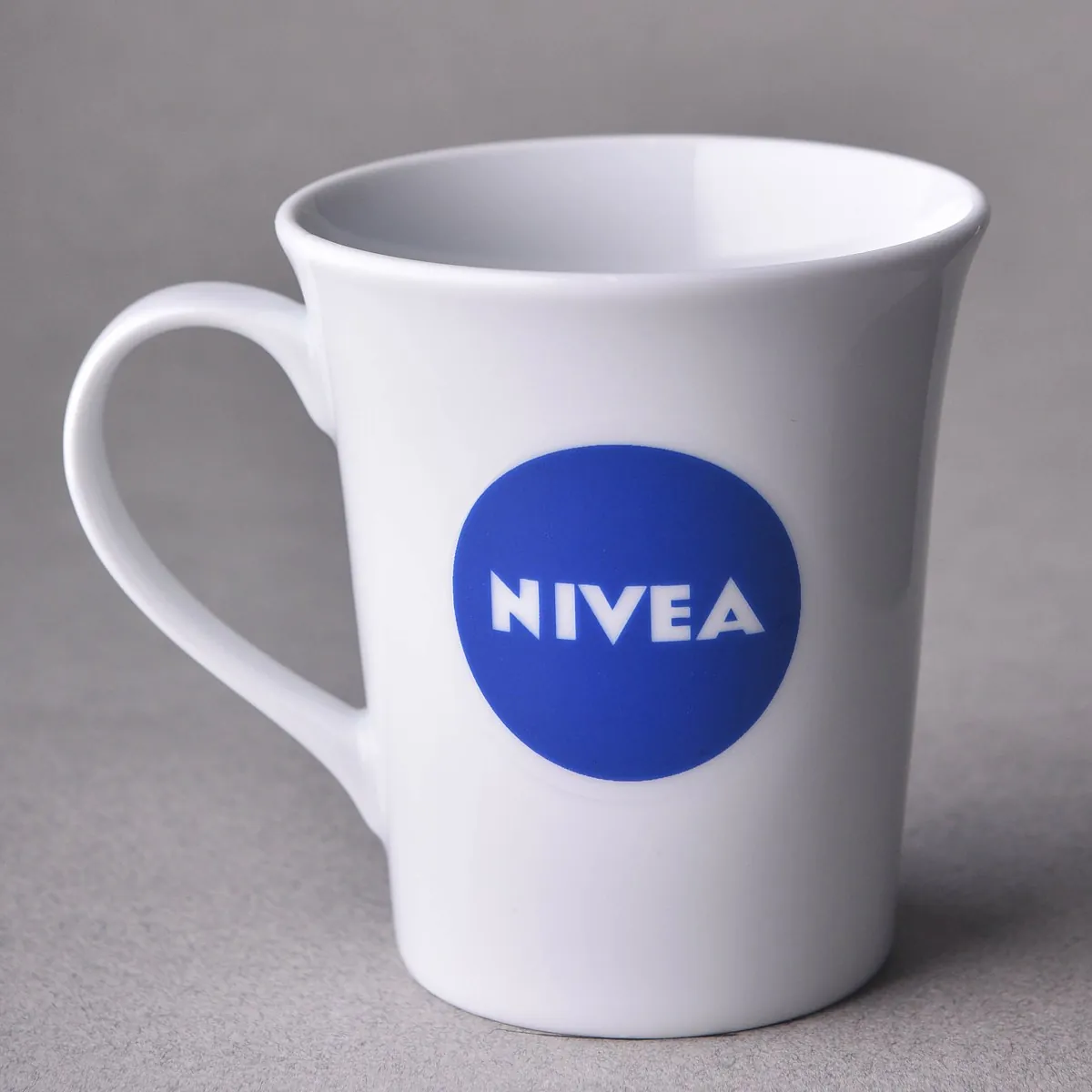 Beyaz porselen kupada mavi daire içinde beyaz yazı logo baskı — Model 1008p