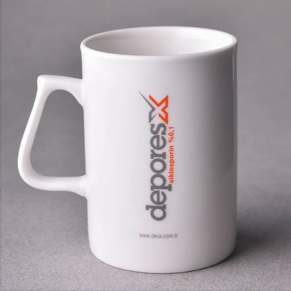 Beyaz porselen kupada dikey gri-kırmızı yazı logo baskı — Model 1009p
