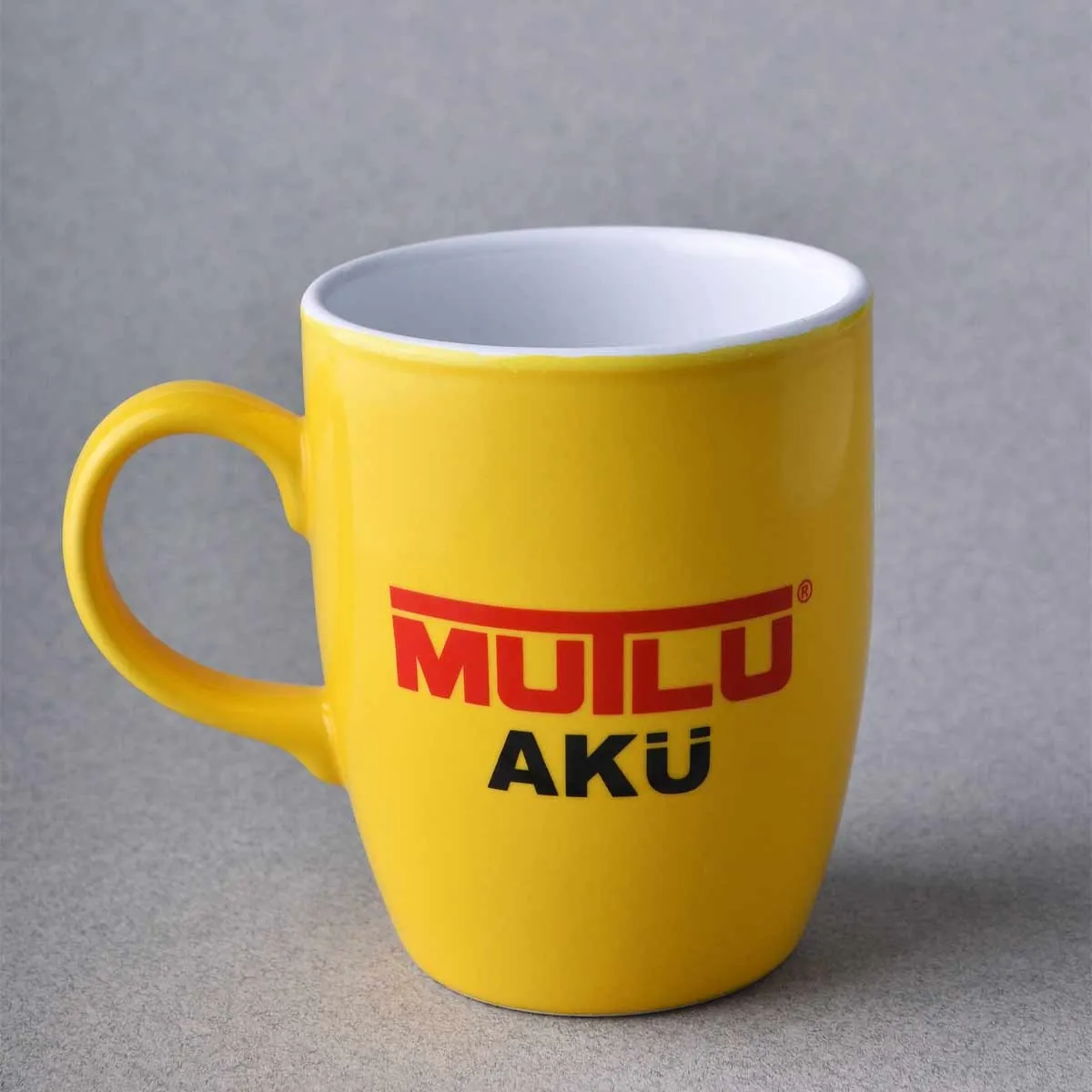 Sarı seramik kupada kırmızı-siyah yazı logo baskı — Model 1002