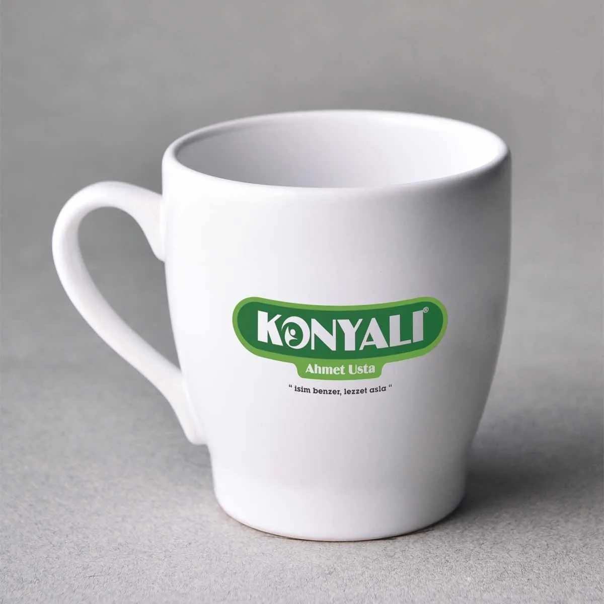 Beyaz seramik kupada yeşil oval rozet logo baskı — Model 1005