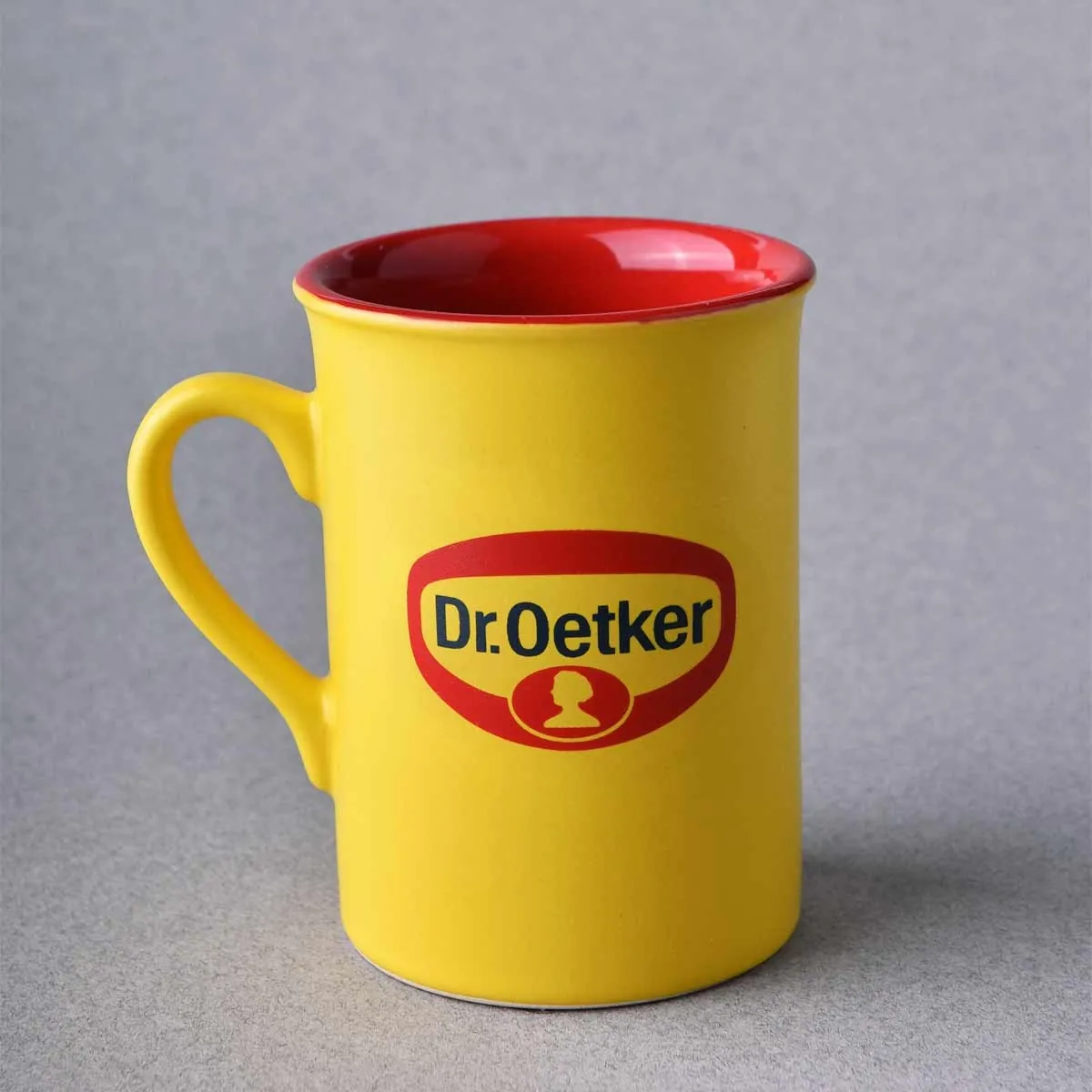 İçi kırmızı sarı seramik kupada kırmızı oval logo baskı — Model 1007