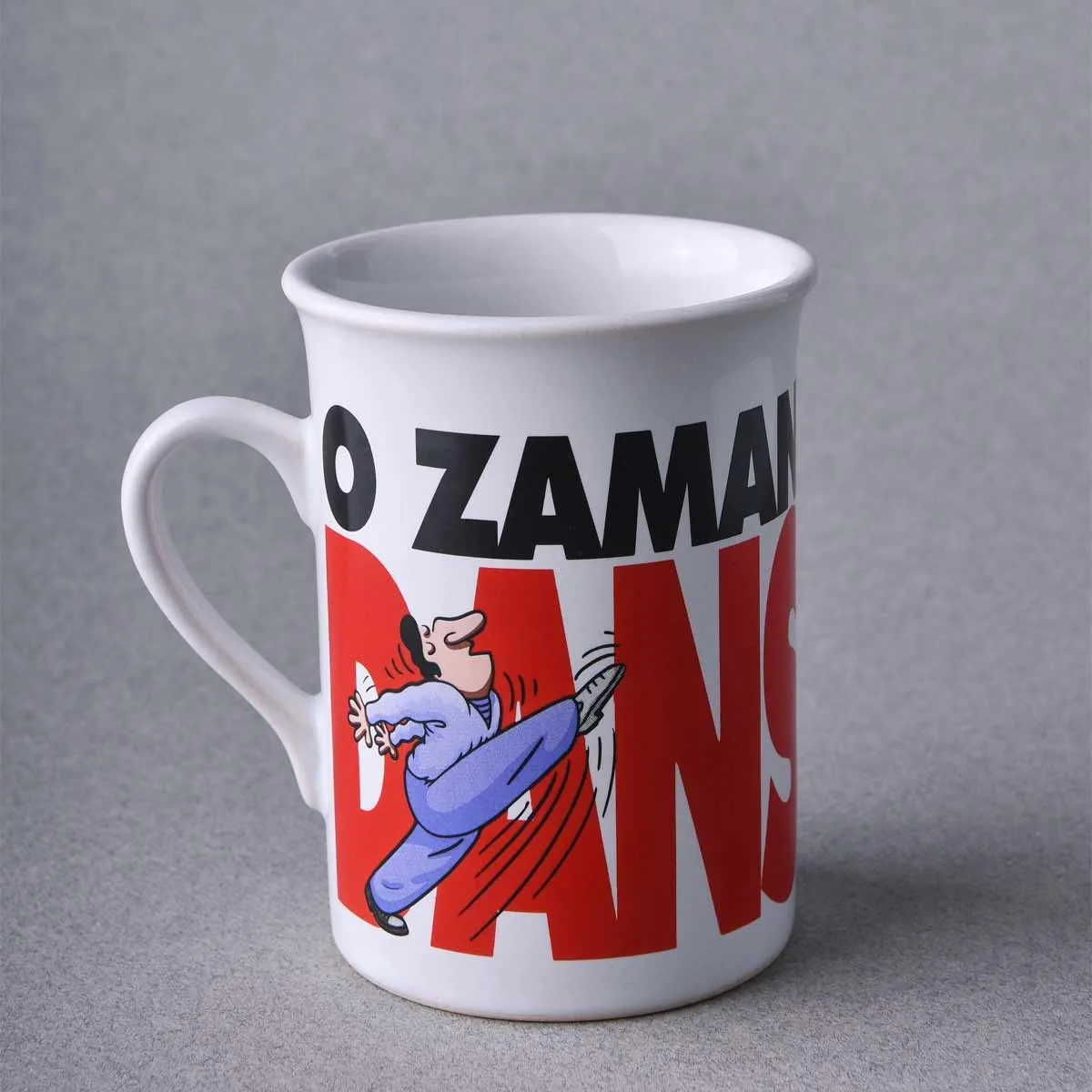 Beyaz seramik kupada çevresini saran kırmızı-siyah yazı ve karikatür baskı — Model 1007